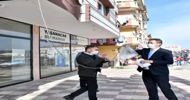 Başkan Köse esnafa ve vatandaşa maske dağıttı
