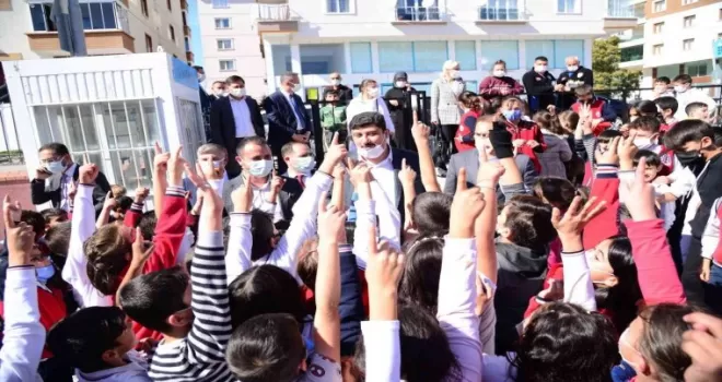 Başkan Oğuz’dan minik öğrencilere satranç takımı
