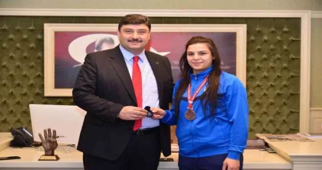 Başkan Oğuz’dan rekortmen haltercilere ödül
