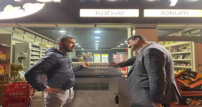 Başkan Oğuz esnafı sahurda da yalnız bırakmıyor

