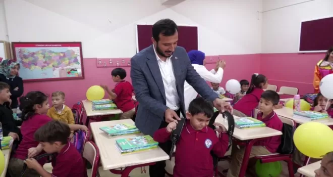 Başkan Özdemir’den öğrencilere kırtasiye hediyesi
