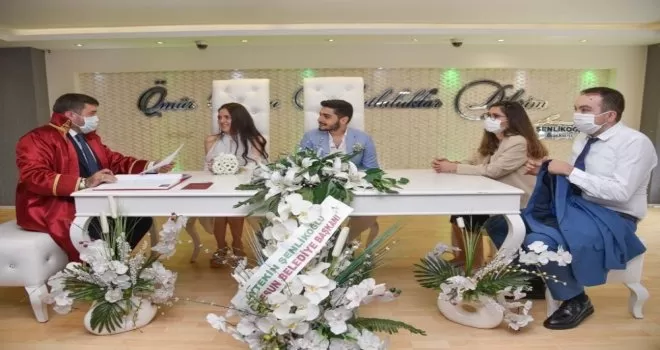 Başkan Şenlikoğlu, normalleşme sürecinin başlamasıyla ilk nikahını kıydı
