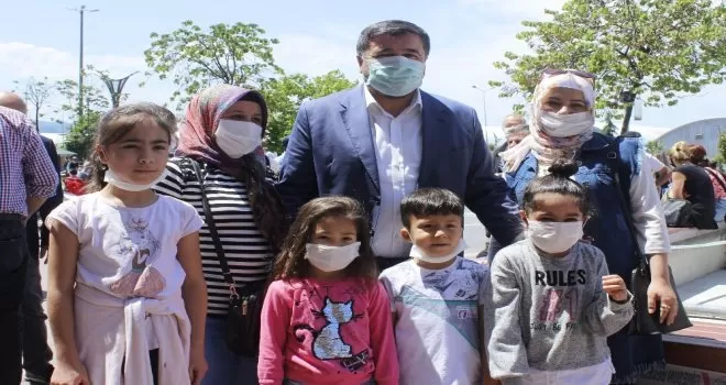 Başkan Şenlikoğlu vatandaşların bayramını kutladı, çocuklara çikolata dağıttı
