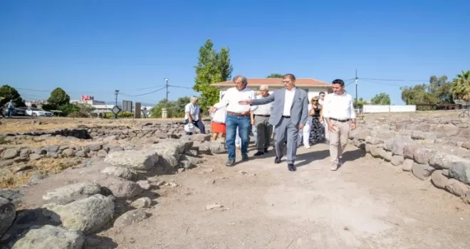 Başkan Tugay Smyrna kazılarını inceledi