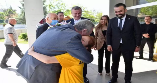 Başkan Yavaş işitme engelli minik yüzücülerle buluştu
