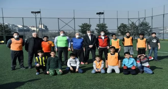 Başkan Yıldız gençlerle birlikte sahaya indi
