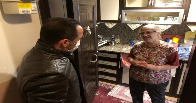 Başkan Yıldız ihtiyaç sahibi Şadiye teyzenin yüzünü güldürdü
