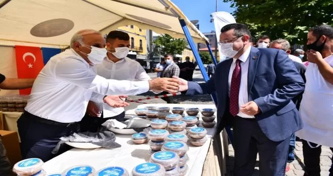Başkan Zorluoğlu aşure dağıttı
