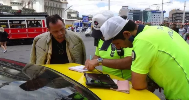 Başkasının ehliyeti ile trafiğe çıkan taksici, denetime takıldı
