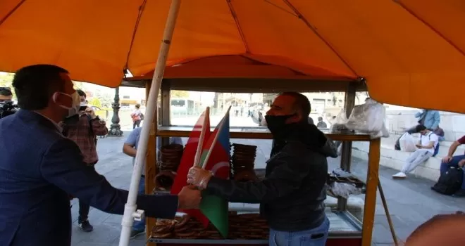 Başkent esnafına Azerbaycan bayrağı

