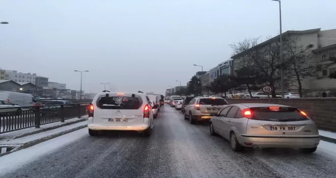 Başkent güne kar ile uyandı
