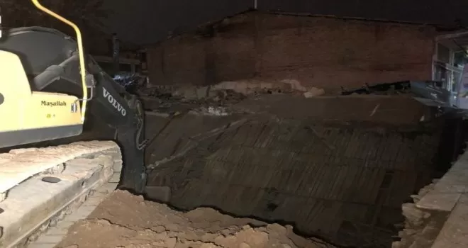 Başkent’te 3 katlı hırdavatçı dükkanı çöktü: 1 köpek enkaz altında kaldı
