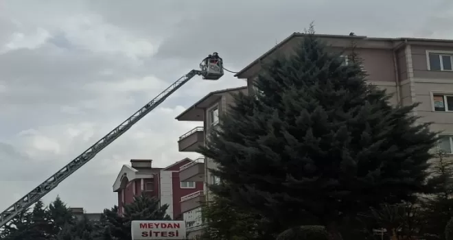 Başkent’te düşen yıldırım yangına neden oldu
