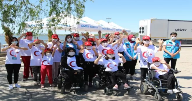 Başkent’te engelli öğrencilerden anlamlı bayrak yarışı
