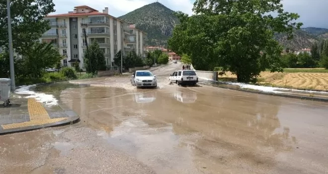 Başkent’te fırtına ve dolu hayatı olumsuz etkiledi
