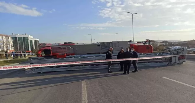 Başkent’te itfaiye aracı devrildi: 2 yaralı
