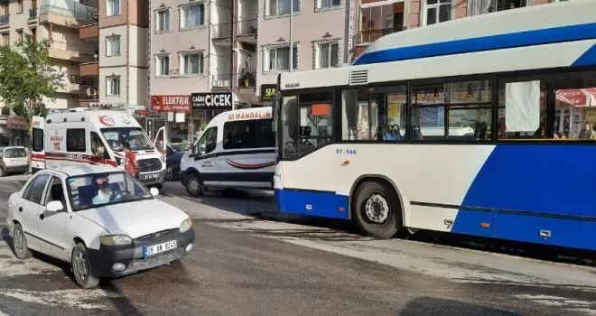 Başkent’te kamyon EGO otobüsüne çarptı
