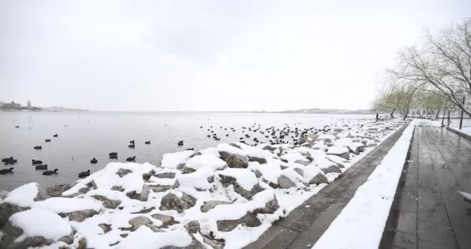 Başkent’te korona virüs tatilindeki çocuklar kartopu oynadı
