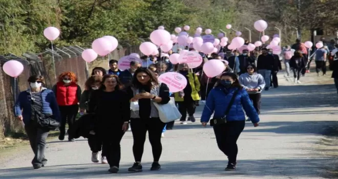 Başkent’te meme kanserine farkındalık için göl kenarında yürüyüş
