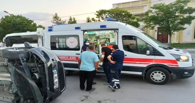 Başkent’te otomobil yan yattı: 3 yaralı
