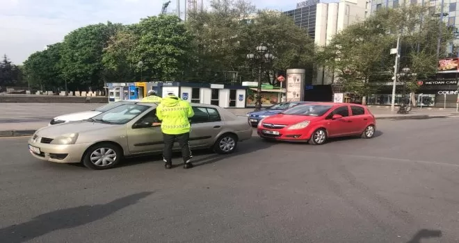 Başkent’te polis sokağa çıkma kısıtlamasında denetim yaptı

