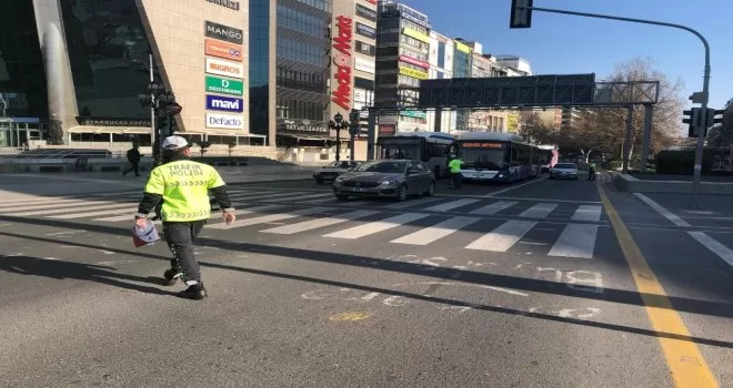 Başkent’te polis, trafikteki sürücüleri denetledi

