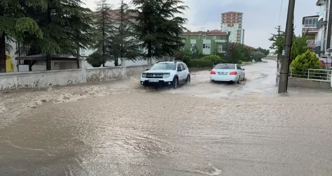 Başkent’te sağanak yağış sonrası meydana gelen sel hayatı olumsuz etkiledi
