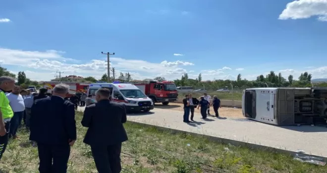 Başkent’te servis minibüsü devrildi;15 yaralı
