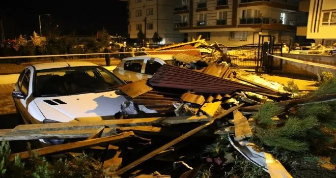 Başkent’te şiddetli fırtına binaların çatısını uçurdu
