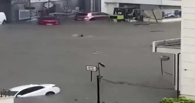 Başkent’teki selden yüzerek kaçtı
