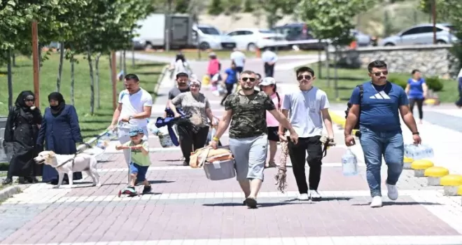 Başkentin ilk millet bahçesi bayramda doldu taştı
