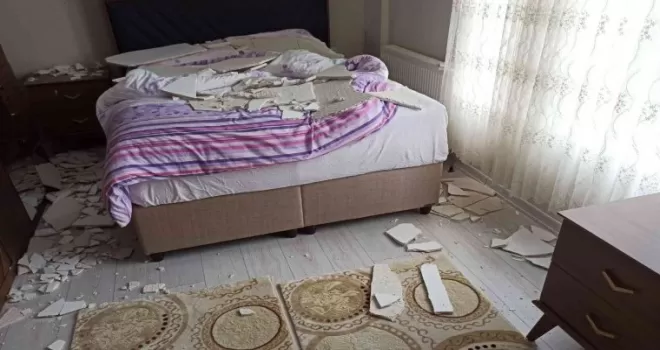 Başkentte dökülen tavan bina sakinlerini can derdine düşürdü
