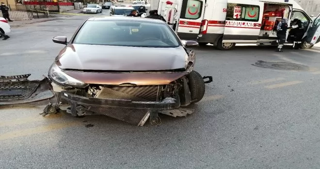 Başkentte polis arabası kaza yaptı: 3 yaralı
