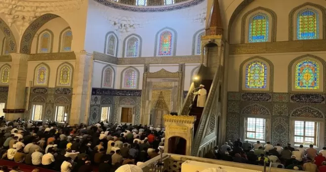 Başkentte vatandaşlar bayram namazı için camileri doldurdu
