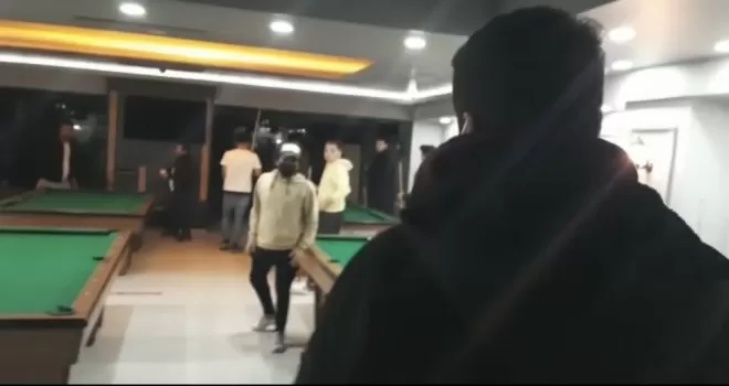 Baskın yiyen gençlerden “şalterli” kaçış
