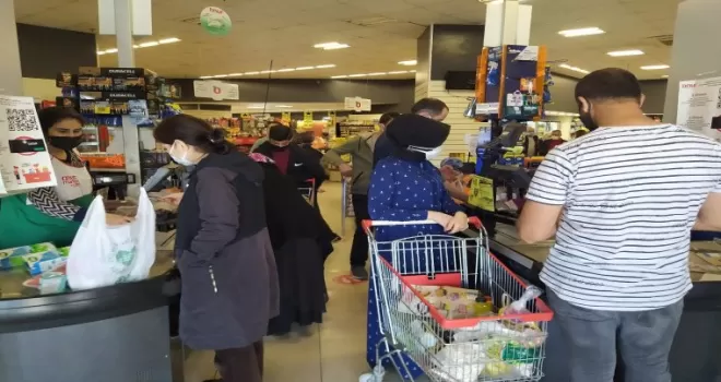 Bayram öncesi marketlerde alışveriş yoğunluğu
