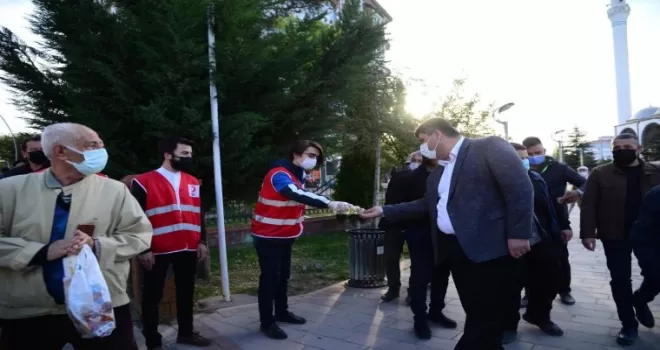 Bayram şekerleri Başkan Oğuz’dan
