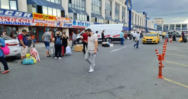 Bayram tatili dönüşü otogarda yoğunluk
