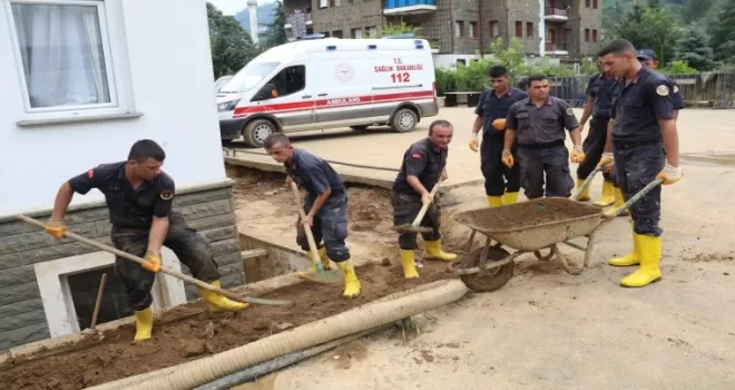 Bayramın 1. günü jandarmadan Güneysu’da temizlik mesaisi

