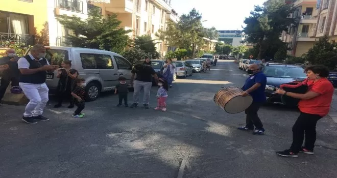 Bayramın ilk günü Maltepe sokakları tulum ve davul sesiyle şenlendi
