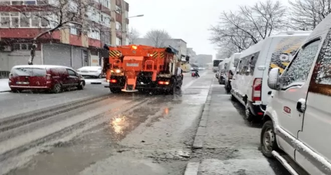 Bayrampaşa Belediyesi karla mücadele ekibi aralıksız çalışıyor
