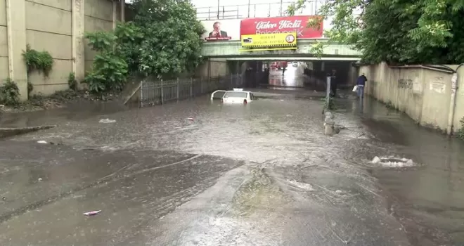 Bayrampaşa’da altgeçidi su bastı
