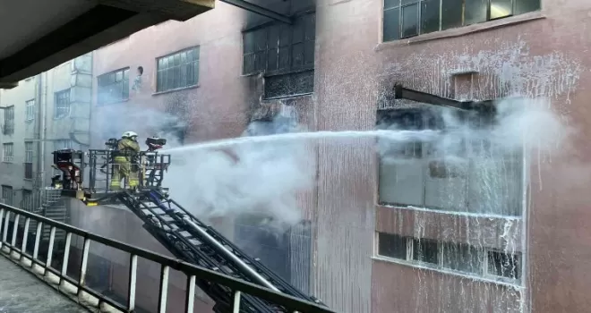 Bayrampaşa’da ayakkabı imalathanesinde korkutan yangın
