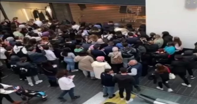 Bayrampaşa’da bir alışveriş merkezinde ‘Efsane Kasım’ yoğunluğu
