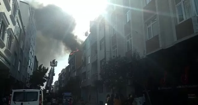 Bayrampaşa’da çatı yangını: 4 kişi dumandan etkilendi
