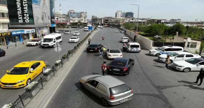 Bayrampaşa’da denetim noktasında araç kuyruğu oluştu
