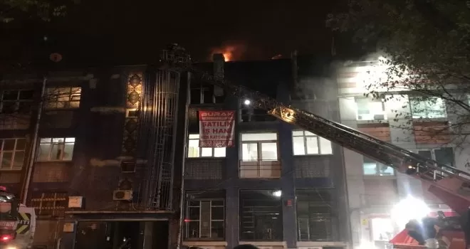 Bayrampaşa’da iş yeri alevlere teslim oldu
