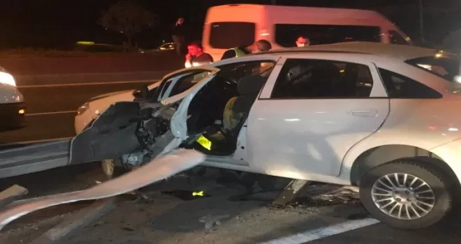 Bayrampaşa’da kontrolden çıkan araç bariyerlere ok gibi saplandı: 2 yaralı

