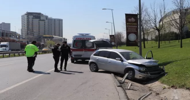 Bayrampaşa’da kontrolden çıkan araç bariyerlere ok gibi saplandı
