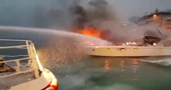 Bebek sahilinde 2 teknede yangın
